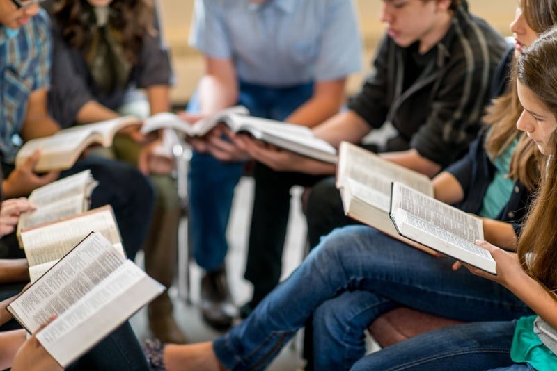 Samen de Bijbel lezen tijdens Bijbelstudie