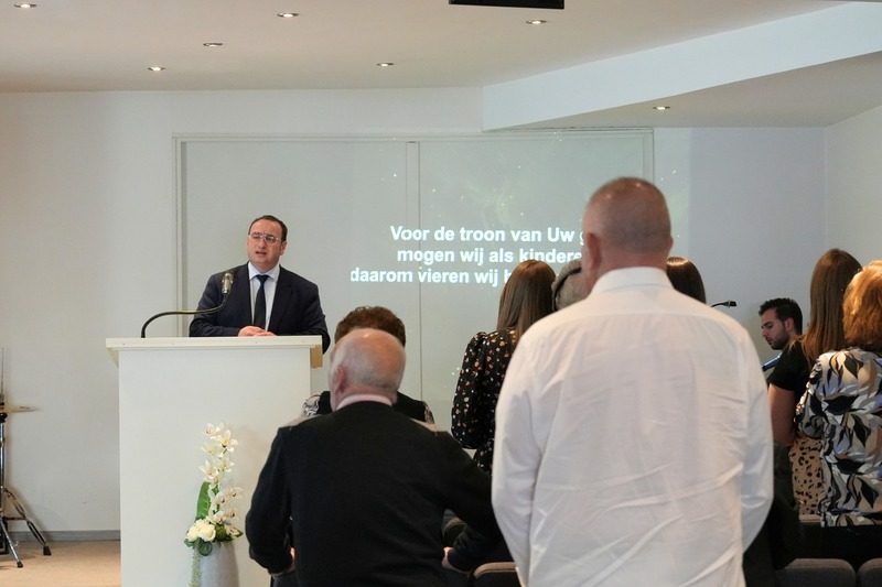 De gemeenschap samen tijdens een dienst